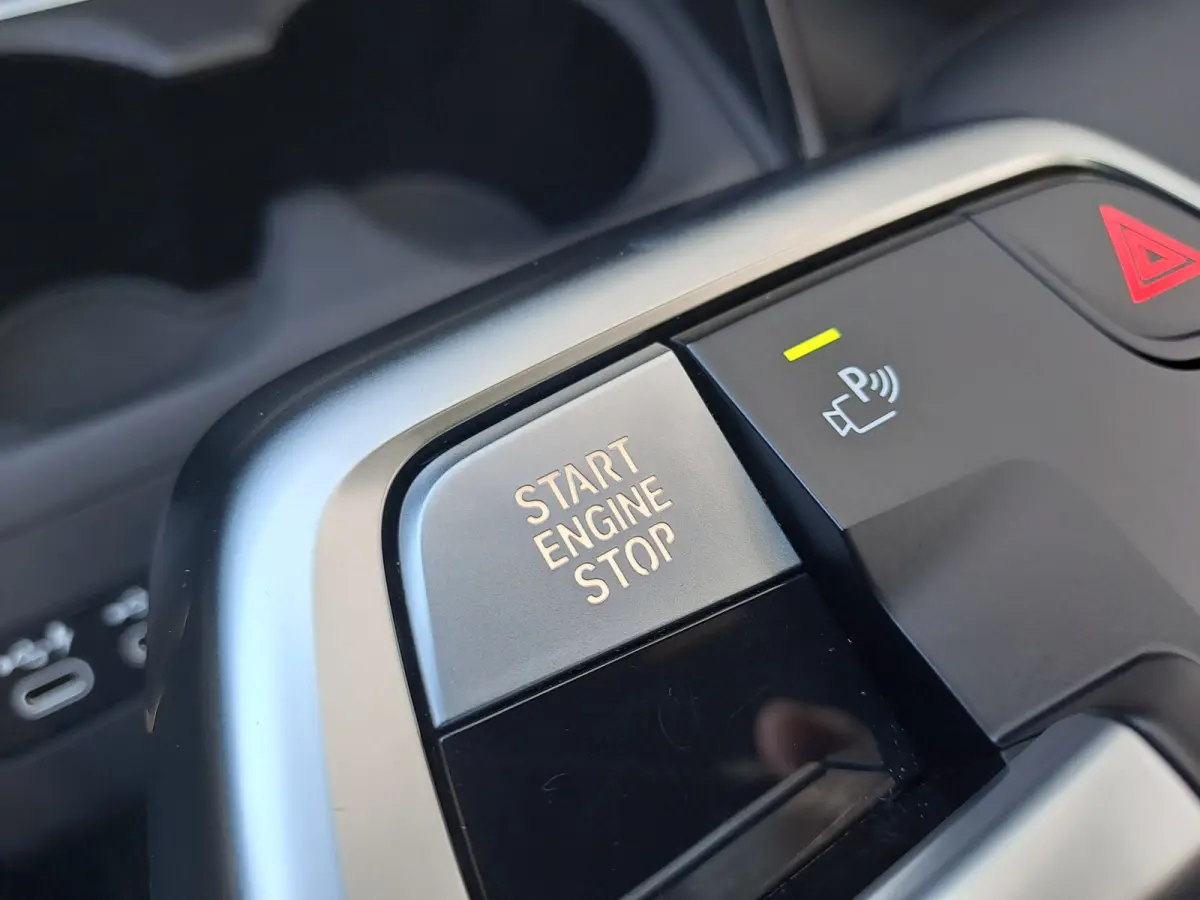 220i AUTOMAAT | Sensoren | Navigatie | Cruise | 360 Camera | Head-up display | Elektrisch verstelbare stoel | Apple Carplay/Android Auto