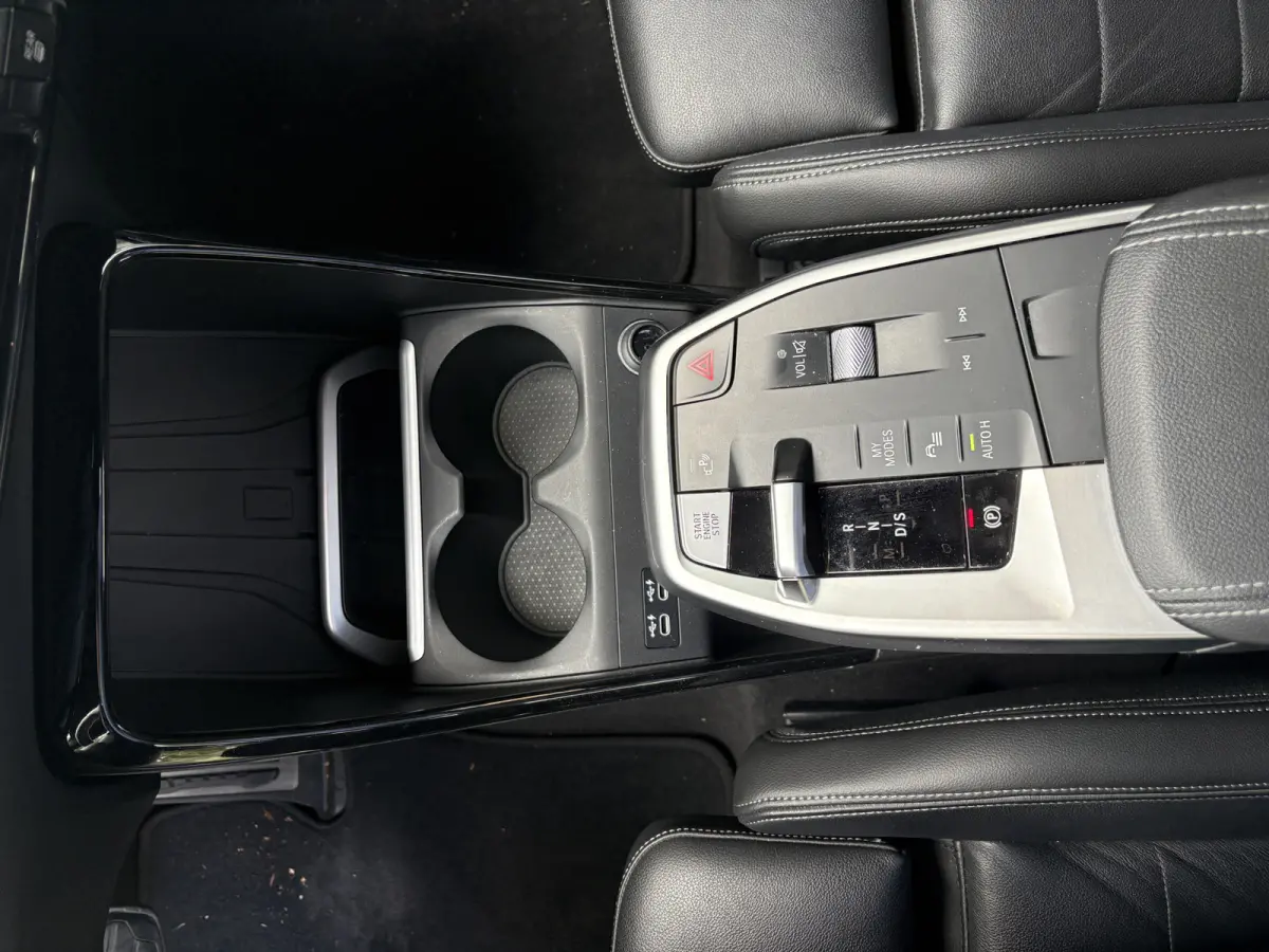 220i AUTOMAAT | Sensoren | Navigatie | Cruise | 360 Camera | Head-up display | Elektrisch verstelbare stoel | Apple Carplay/Android Auto