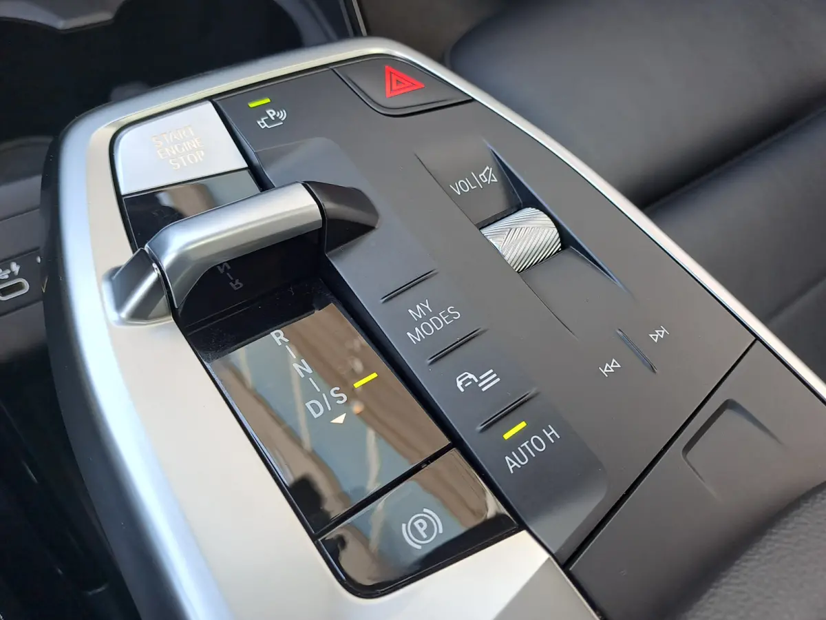 220i AUTOMAAT | Sensoren | Navigatie | Cruise | 360 Camera | Head-up display | Elektrisch verstelbare stoel | Apple Carplay/Android Auto