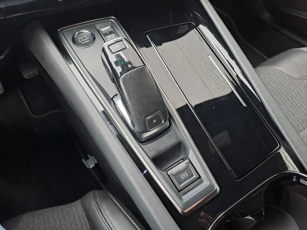 1.2 PureTech Allure Pack Business AUTOMAAT | Navigatie | Adaptieve Cruise | Climate | Sensoren | Rijstrooksensor met correctie | Apple Carplay/Android Auto | Dode hoek detector