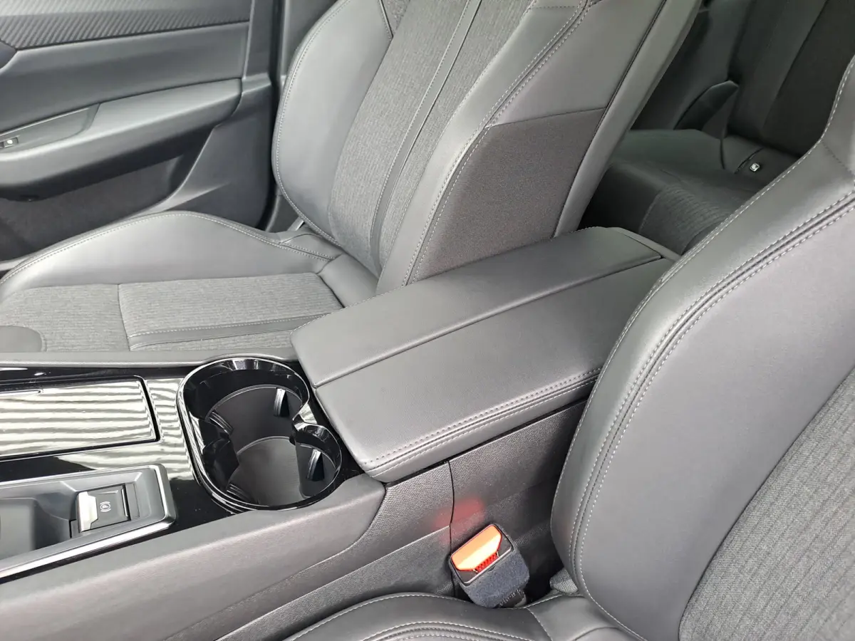 1.2 PureTech Allure Pack Business AUTOMAAT | Navigatie | Adaptieve Cruise | Climate | Sensoren | Rijstrooksensor met correctie | Apple Carplay/Android Auto | Dode hoek detector