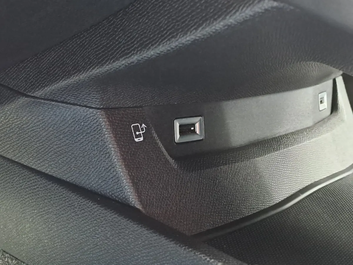 1.2 PureTech Allure Pack Business AUTOMAAT | Navigatie | Adaptieve Cruise | Climate | Sensoren | Rijstrooksensor met correctie | Apple Carplay/Android Auto | Dode hoek detector
