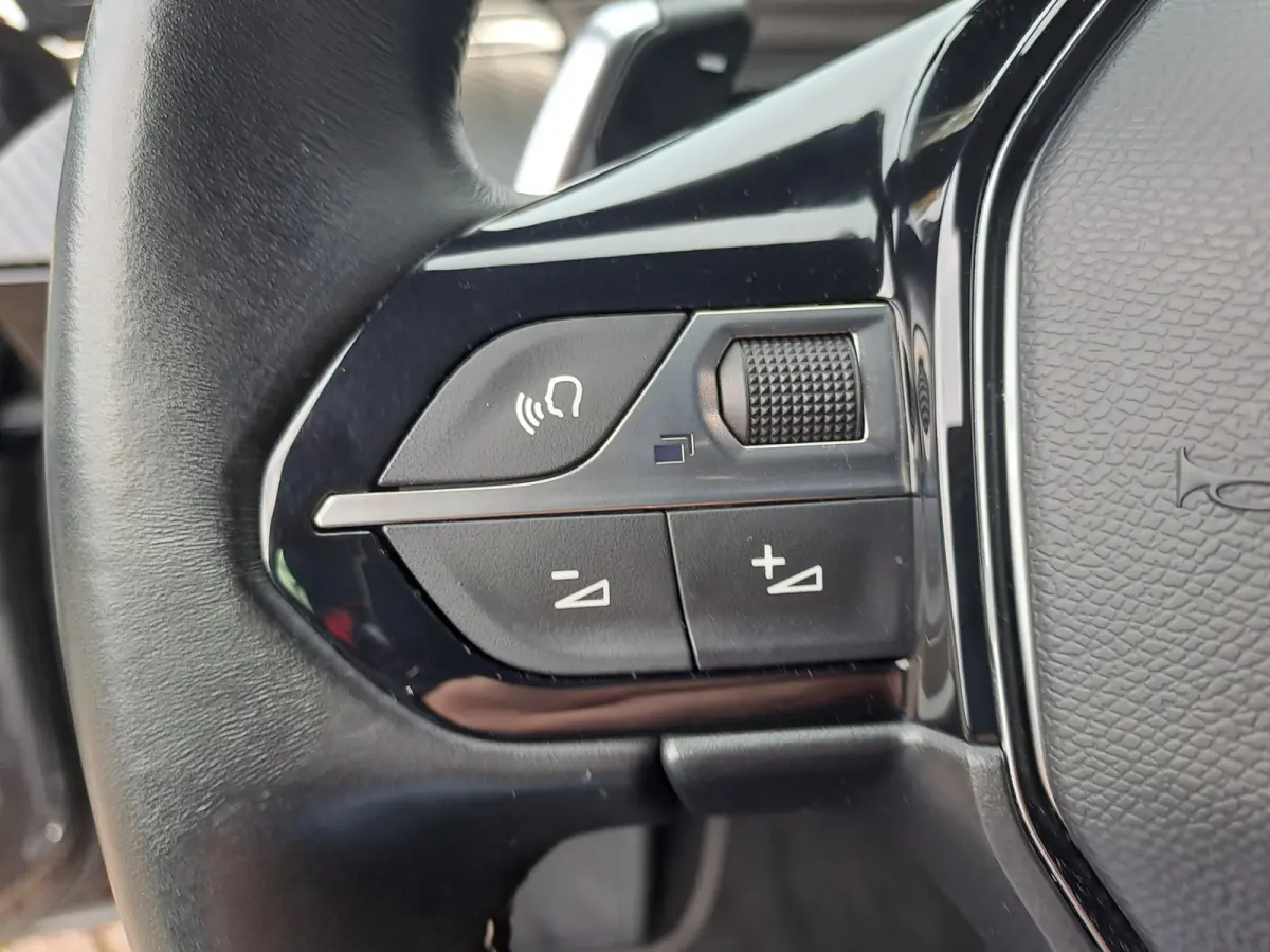 1.2 PureTech Allure Pack Business AUTOMAAT | Navigatie | Adaptieve Cruise | Climate | Sensoren | Rijstrooksensor met correctie | Apple Carplay/Android Auto | Dode hoek detector