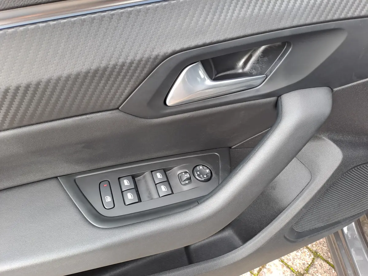 1.2 PureTech Allure Pack Business AUTOMAAT | Navigatie | Adaptieve Cruise | Climate | Sensoren | Rijstrooksensor met correctie | Apple Carplay/Android Auto | Dode hoek detector