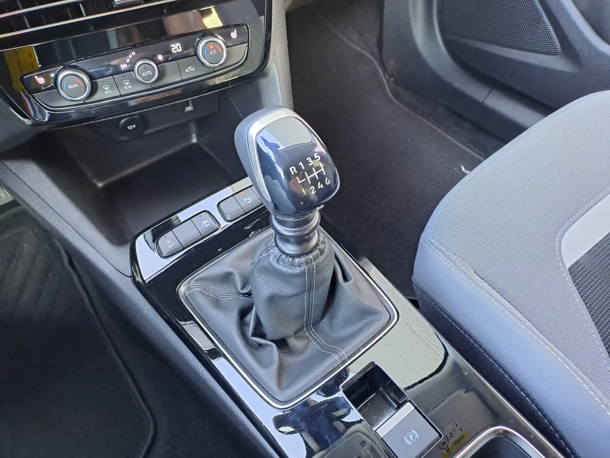 1.2 Turbo Elegance | Navigatie | Camera | LM Velgen | Cruise  | Stoel/stuur Verwarming | Sensoren | Apple Carplay/Android Auto | Rijstrooksensor met correctie