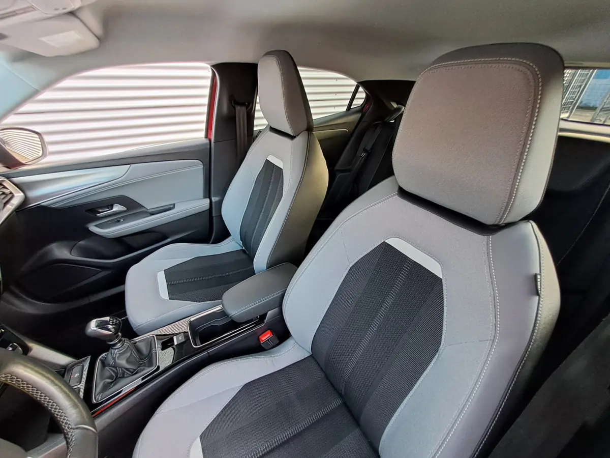 1.2 Turbo Elegance | Navigatie | Camera | LM Velgen | Cruise  | Stoel/stuur Verwarming | Sensoren | Apple Carplay/Android Auto | Rijstrooksensor met correctie