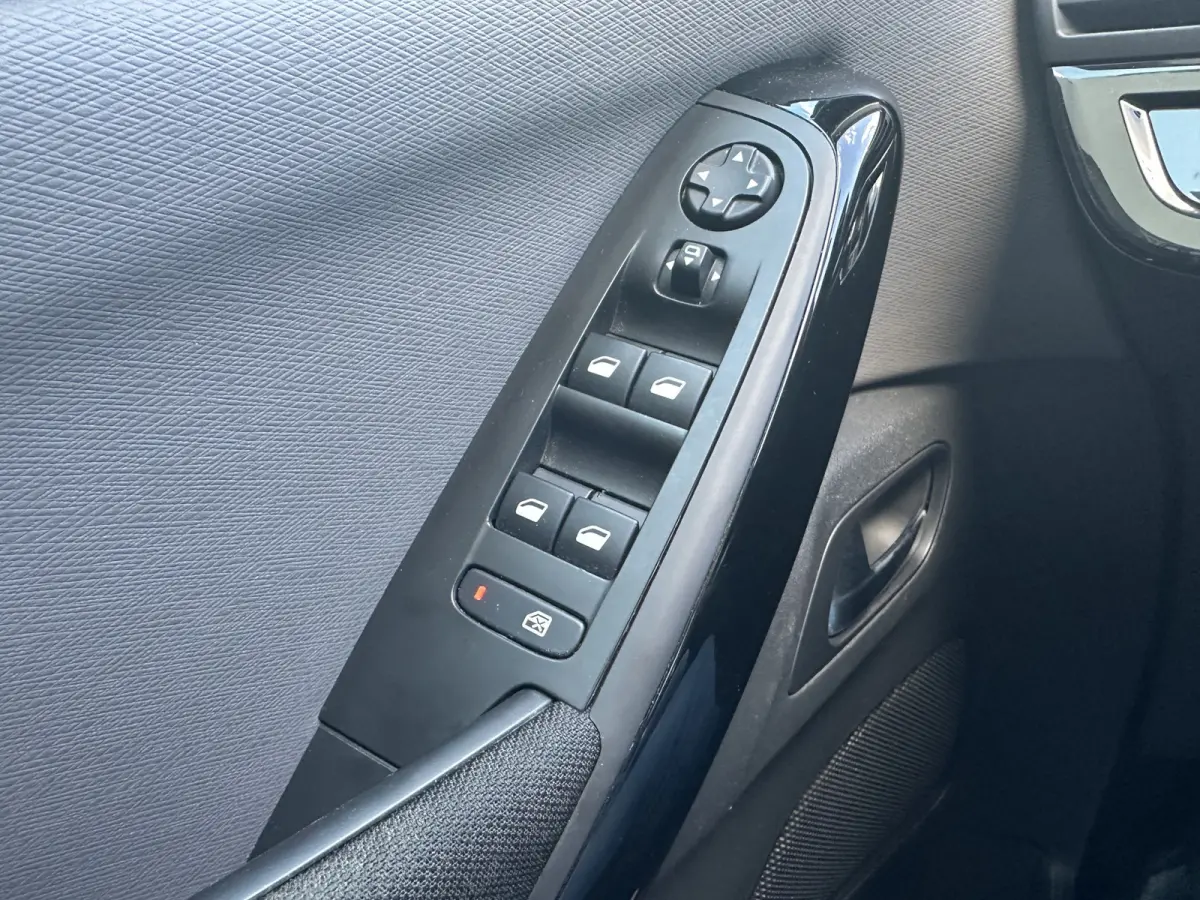 1.2 PureTech Business All-in Prijs Navi/Airco/Cruise/Park sens/Carplay/7Pers Eurorepar