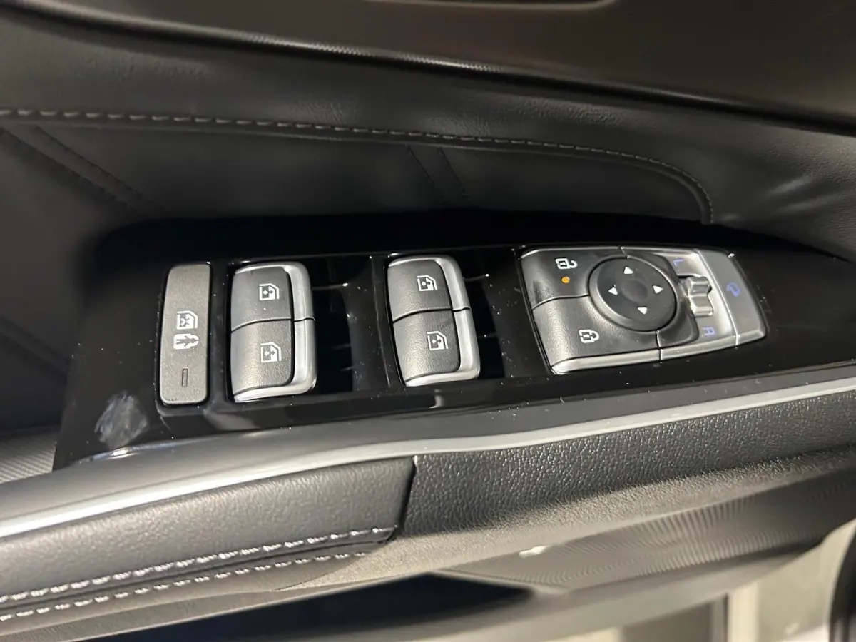 1.6 T-GDi Plug-in Hybrid 4WD DynamicPlusLine 7p | Glazen schuif-/kanteldak | BOSE premium geluidsinstallatie | Stoel- en stuurverwarming | NU €3000 inruilpremie!
