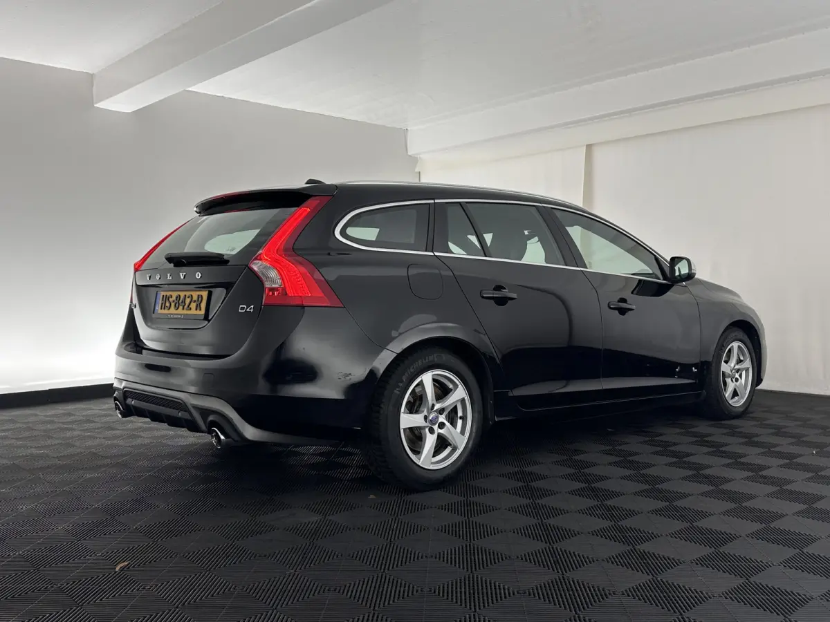 2.0 D4 R-Design Business Aut *LEATHER-MICROFIBRE | XENON | NAVI-FULLMAP | ECC | PDC | CRUISE | 16''ALU*