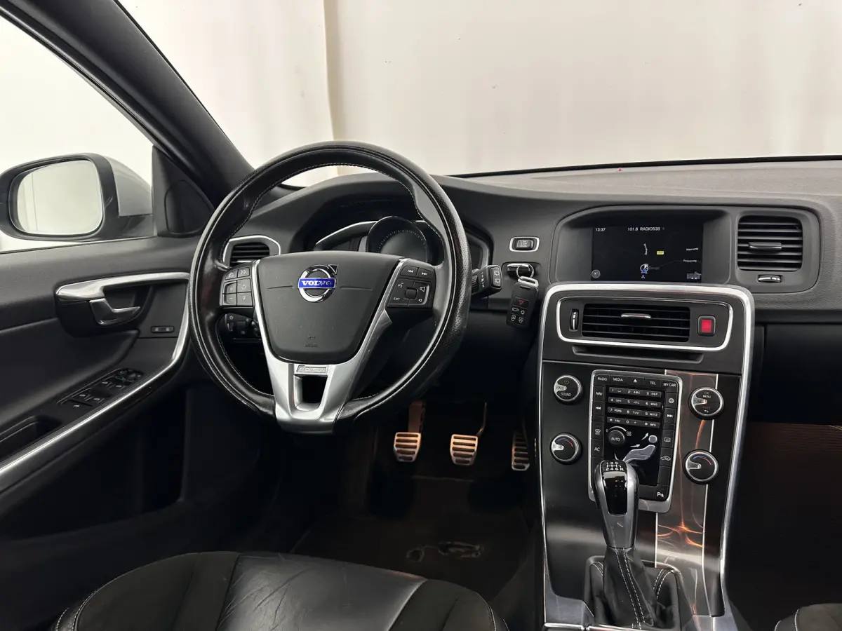 2.0 D4 R-Design Business Aut *LEATHER-MICROFIBRE | XENON | NAVI-FULLMAP | ECC | PDC | CRUISE | 16''ALU*
