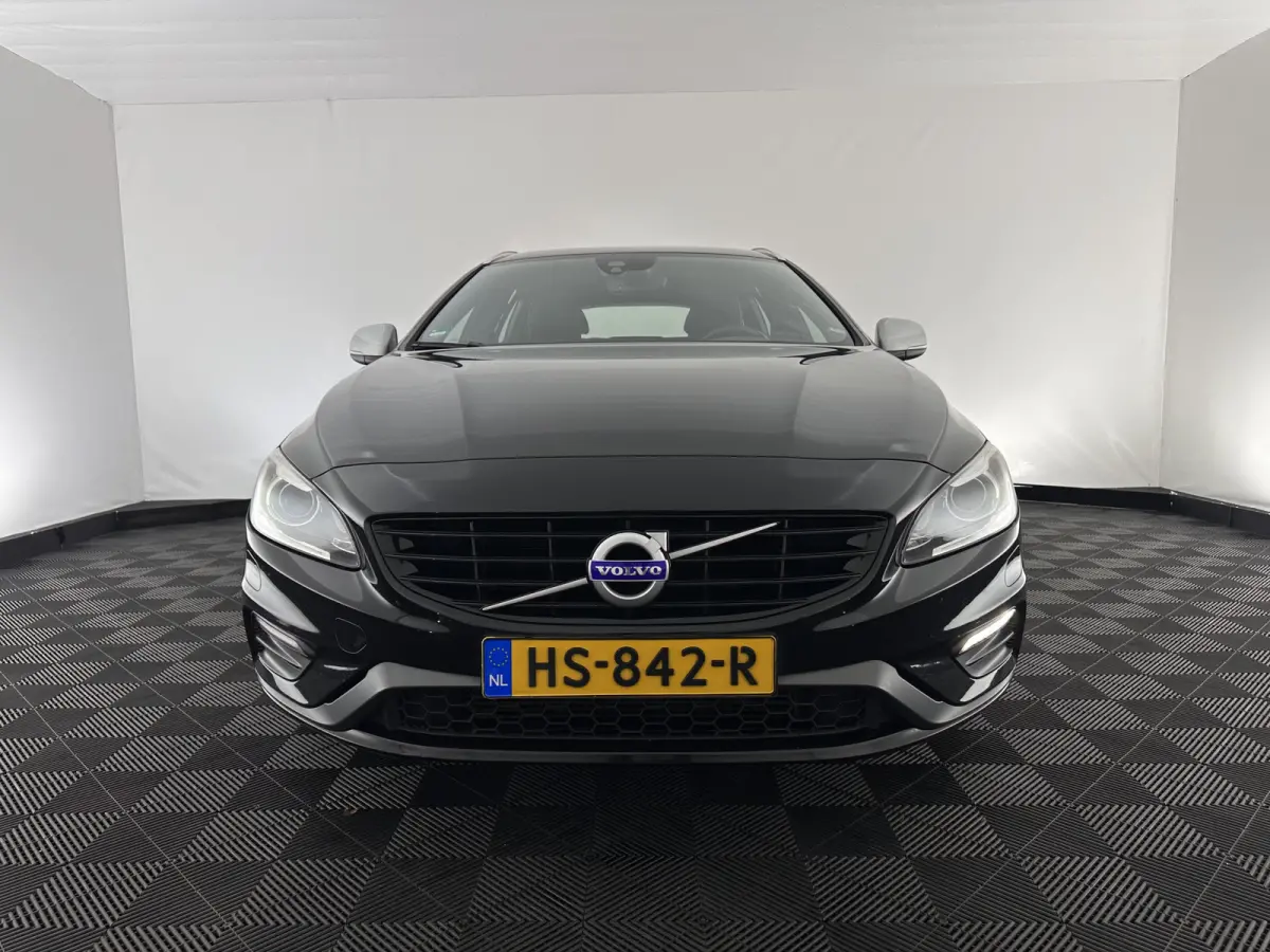 2.0 D4 R-Design Business Aut *LEATHER-MICROFIBRE | XENON | NAVI-FULLMAP | ECC | PDC | CRUISE | 16''ALU*