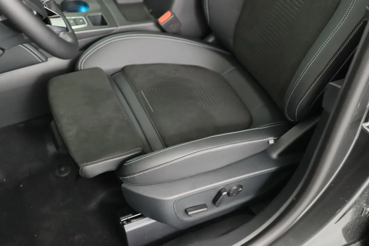Plug-In Hybrid Active X | Black Pack | Elek. Trekhaak | Elek. Panoramadak | Winter Pack | Matrix Ford Led |