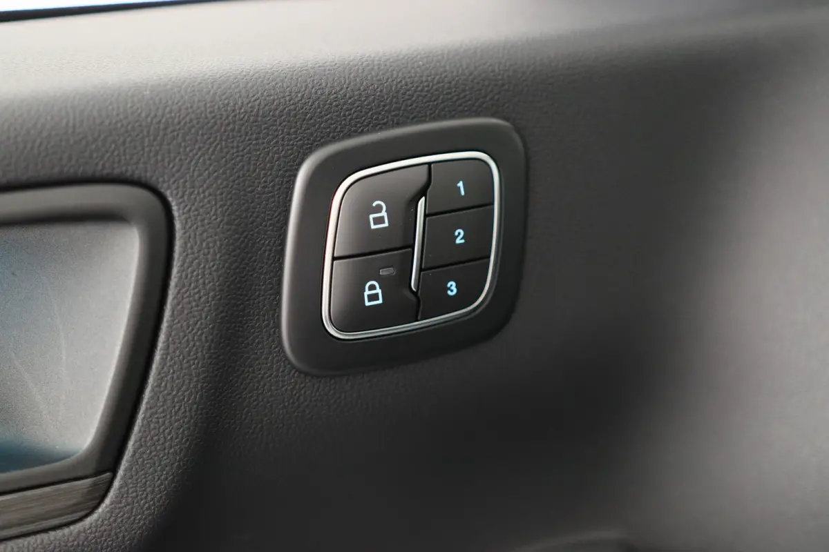 Plug-In Hybrid Active X | Black Pack | Elek. Trekhaak | Elek. Panoramadak | Winter Pack | Matrix Ford Led |