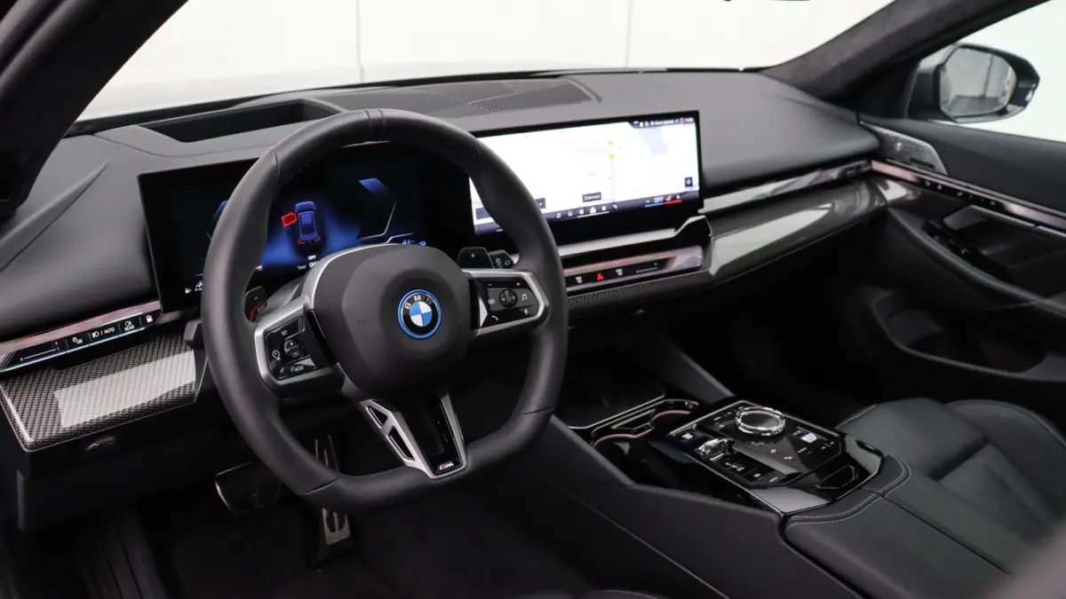 530e xDrive M-Sport Pro | Stoelventilatie | Bowers & Wilkins | M Carbon exterieur | Onderstel Professional | Head-up | Panoramadak | Trekhaak
