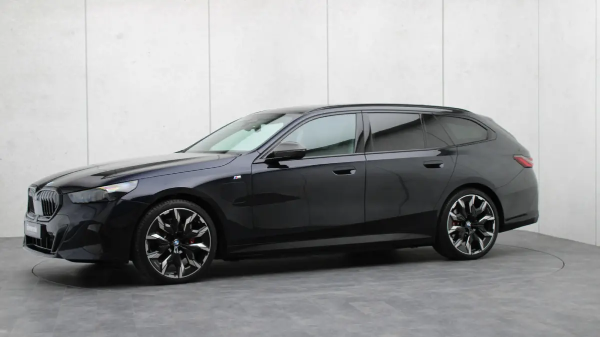 530e xDrive M-Sport Pro | Stoelventilatie | Bowers & Wilkins | M Carbon exterieur | Onderstel Professional | Head-up | Panoramadak | Trekhaak