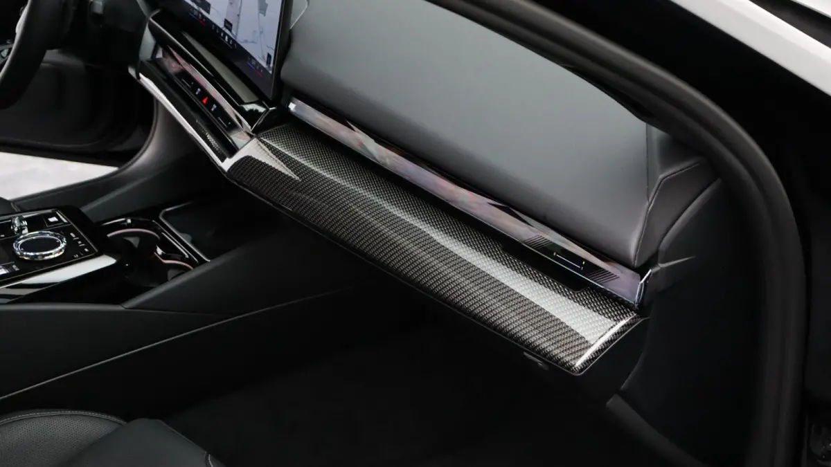 530e xDrive M-Sport Pro | Stoelventilatie | Bowers & Wilkins | M Carbon exterieur | Onderstel Professional | Head-up | Panoramadak | Trekhaak