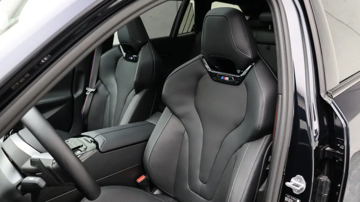 530e xDrive M-Sport Pro | Stoelventilatie | Bowers & Wilkins | M Carbon exterieur | Onderstel Professional | Head-up | Panoramadak | Trekhaak