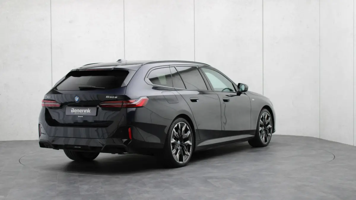 530e xDrive M-Sport Pro | Stoelventilatie | Bowers & Wilkins | M Carbon exterieur | Onderstel Professional | Head-up | Panoramadak | Trekhaak