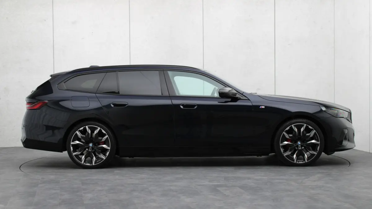 530e xDrive M-Sport Pro | Stoelventilatie | Bowers & Wilkins | M Carbon exterieur | Onderstel Professional | Head-up | Panoramadak | Trekhaak