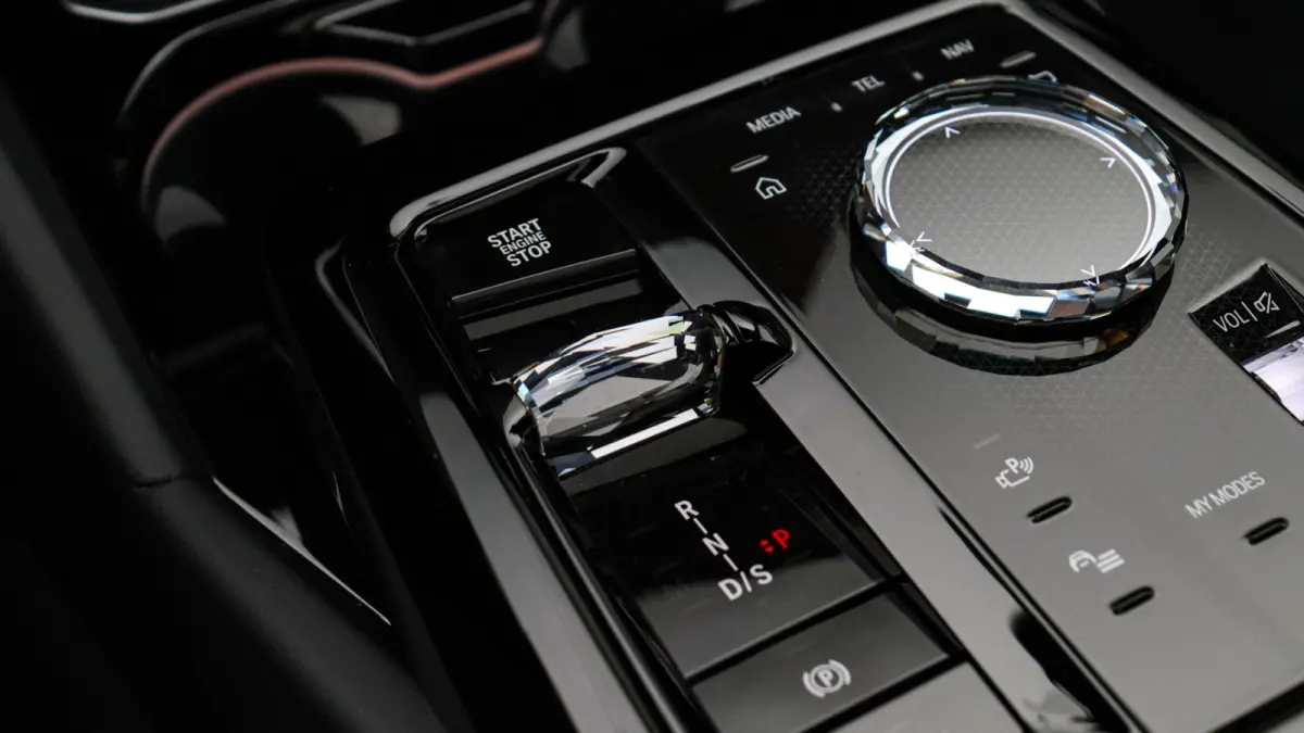 530e xDrive M-Sport Pro | Stoelventilatie | Bowers & Wilkins | M Carbon exterieur | Onderstel Professional | Head-up | Panoramadak | Trekhaak