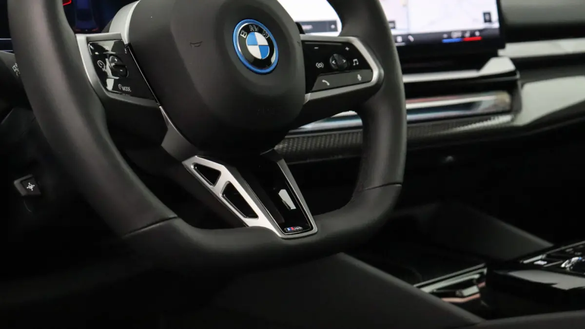 530e xDrive M-Sport Pro | Stoelventilatie | Bowers & Wilkins | M Carbon exterieur | Onderstel Professional | Head-up | Panoramadak | Trekhaak