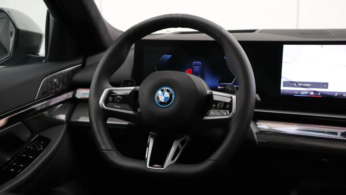530e xDrive M-Sport Pro | Stoelventilatie | Bowers & Wilkins | M Carbon exterieur | Onderstel Professional | Head-up | Panoramadak | Trekhaak