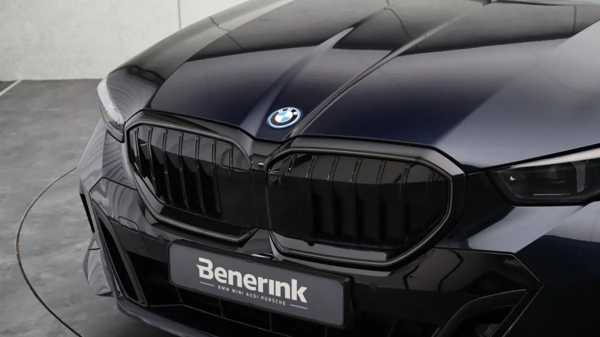 530e xDrive M-Sport Pro | Stoelventilatie | Bowers & Wilkins | M Carbon exterieur | Onderstel Professional | Head-up | Panoramadak | Trekhaak