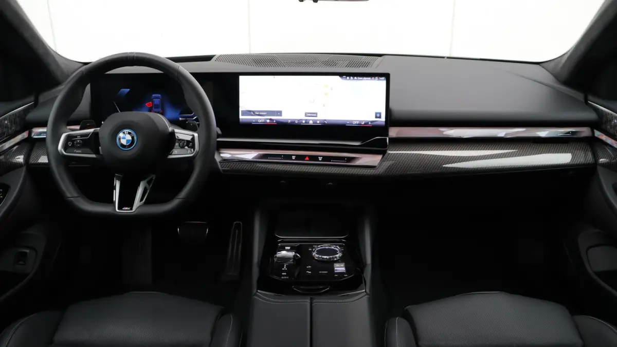 530e xDrive M-Sport Pro | Stoelventilatie | Bowers & Wilkins | M Carbon exterieur | Onderstel Professional | Head-up | Panoramadak | Trekhaak