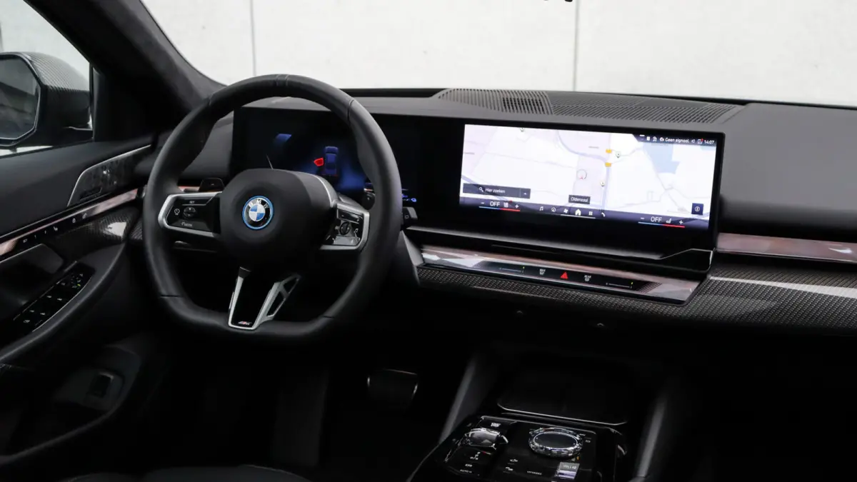 530e xDrive M-Sport Pro | Stoelventilatie | Bowers & Wilkins | M Carbon exterieur | Onderstel Professional | Head-up | Panoramadak | Trekhaak