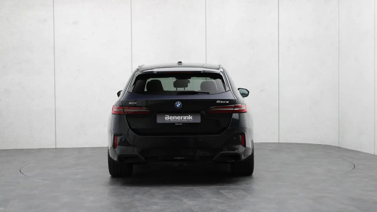 530e xDrive M-Sport Pro | Stoelventilatie | Bowers & Wilkins | M Carbon exterieur | Onderstel Professional | Head-up | Panoramadak | Trekhaak