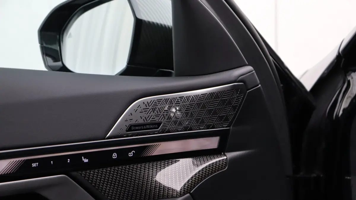 530e xDrive M-Sport Pro | Stoelventilatie | Bowers & Wilkins | M Carbon exterieur | Onderstel Professional | Head-up | Panoramadak | Trekhaak
