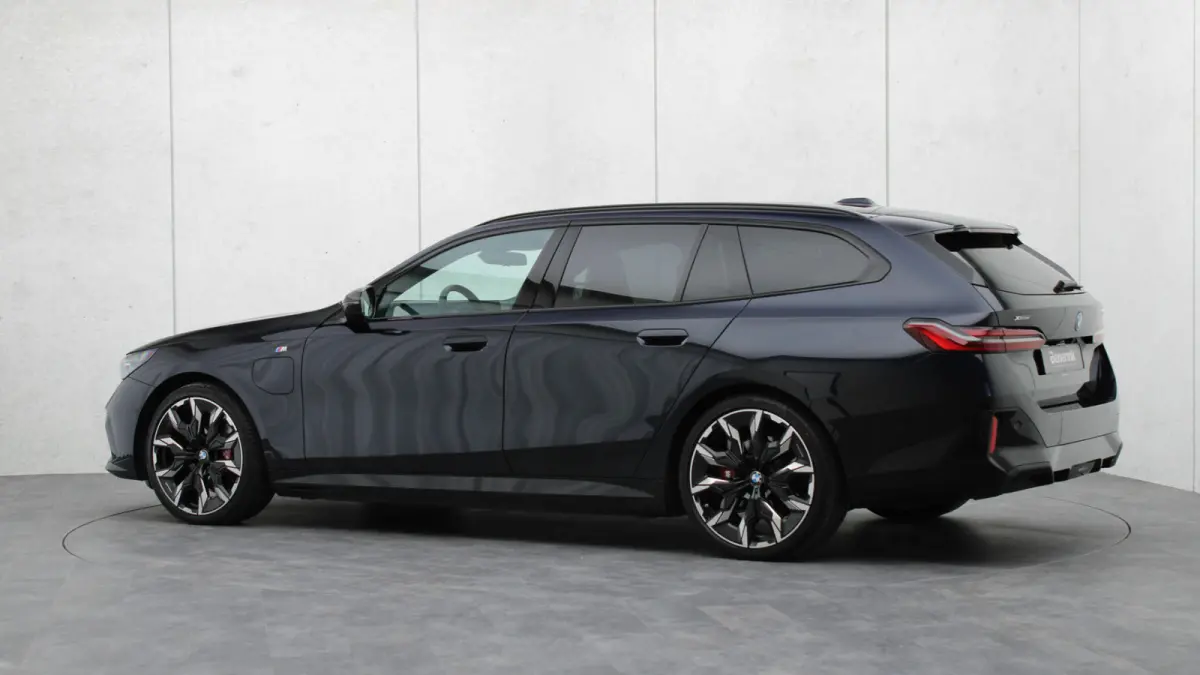 530e xDrive M-Sport Pro | Stoelventilatie | Bowers & Wilkins | M Carbon exterieur | Onderstel Professional | Head-up | Panoramadak | Trekhaak