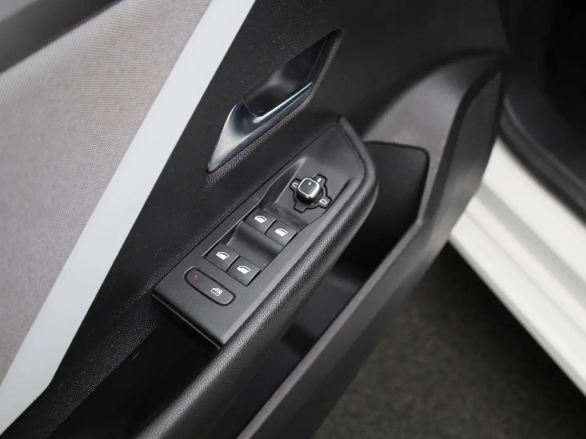 1.2 Turbo 81kW S/S Edition | ACHTERUITRIJCAMERA | NAVIGATIE | APPLE CARPLAY | CRUISE CONTROL | CLIMATE CONTROL | DIGITAL COCKPIT | LED VERLICHTING | DAB RADIO | MULTIFUNCTIONEEL STUURWIEL |