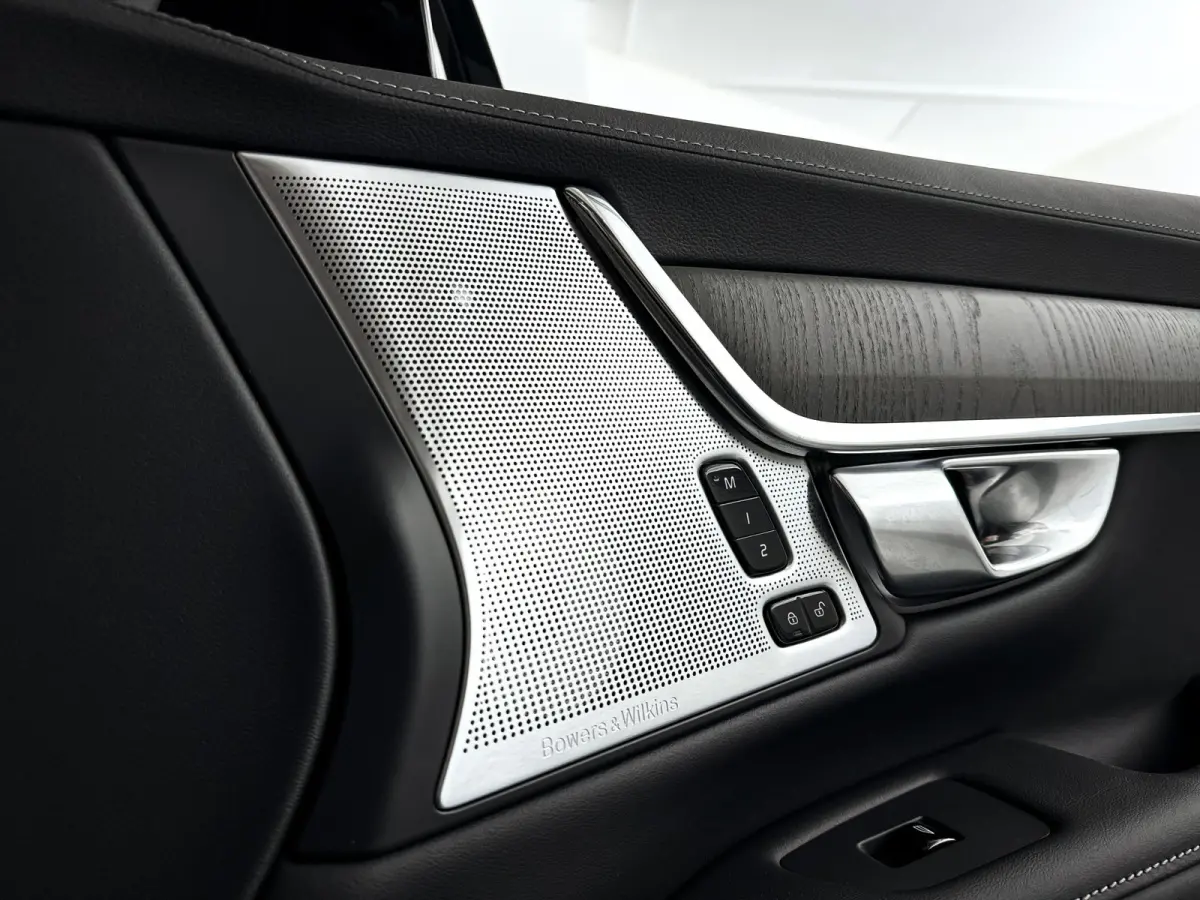 T8 Plug-in hybrid AWD Ultra Dark | SOH 100% | Panoramadak | 360° camera | Bowers & Wilkins | Luchtvering | Stoelventilatie | Stoel- en Stuurverwarming | Trekhaak