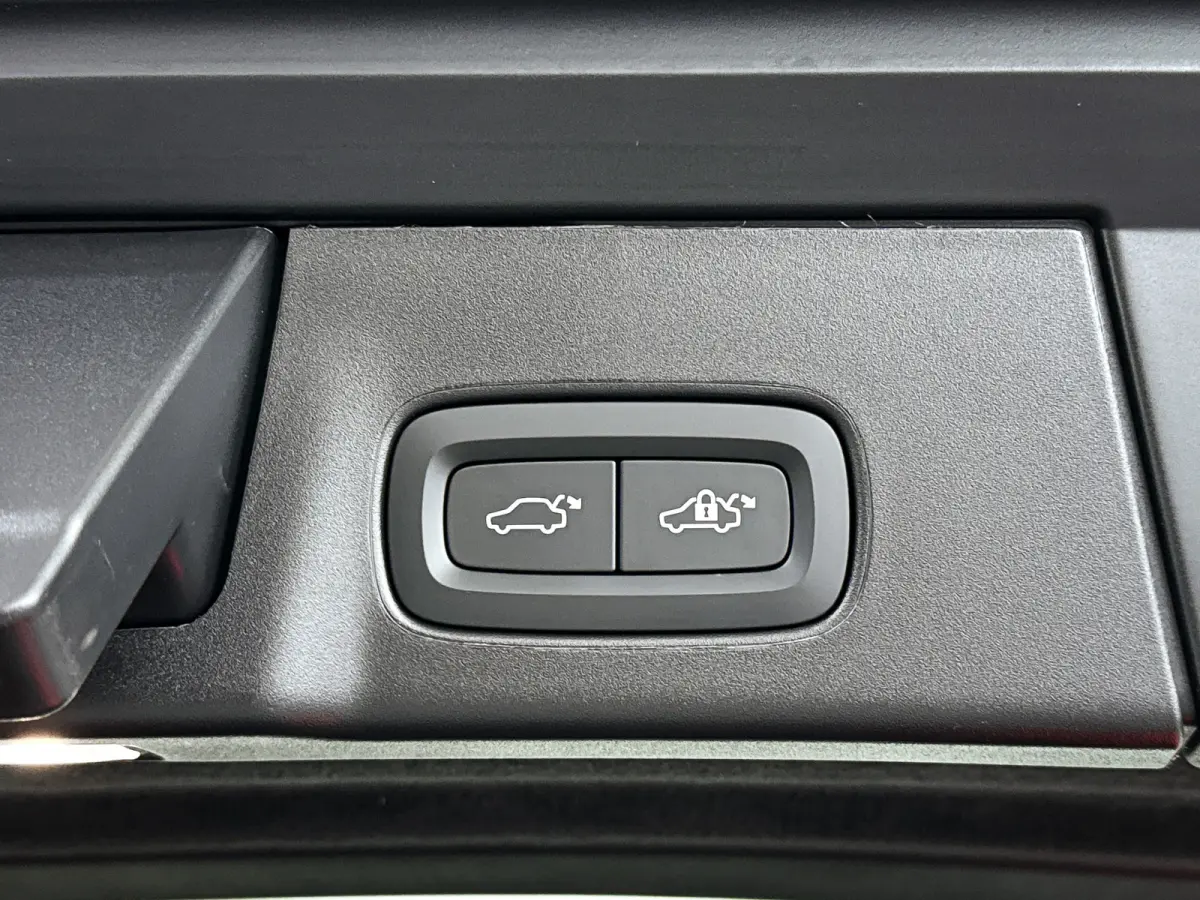 T8 Plug-in hybrid AWD Ultra Dark | SOH 100% | Panoramadak | 360° camera | Bowers & Wilkins | Luchtvering | Stoelventilatie | Stoel- en Stuurverwarming | Trekhaak