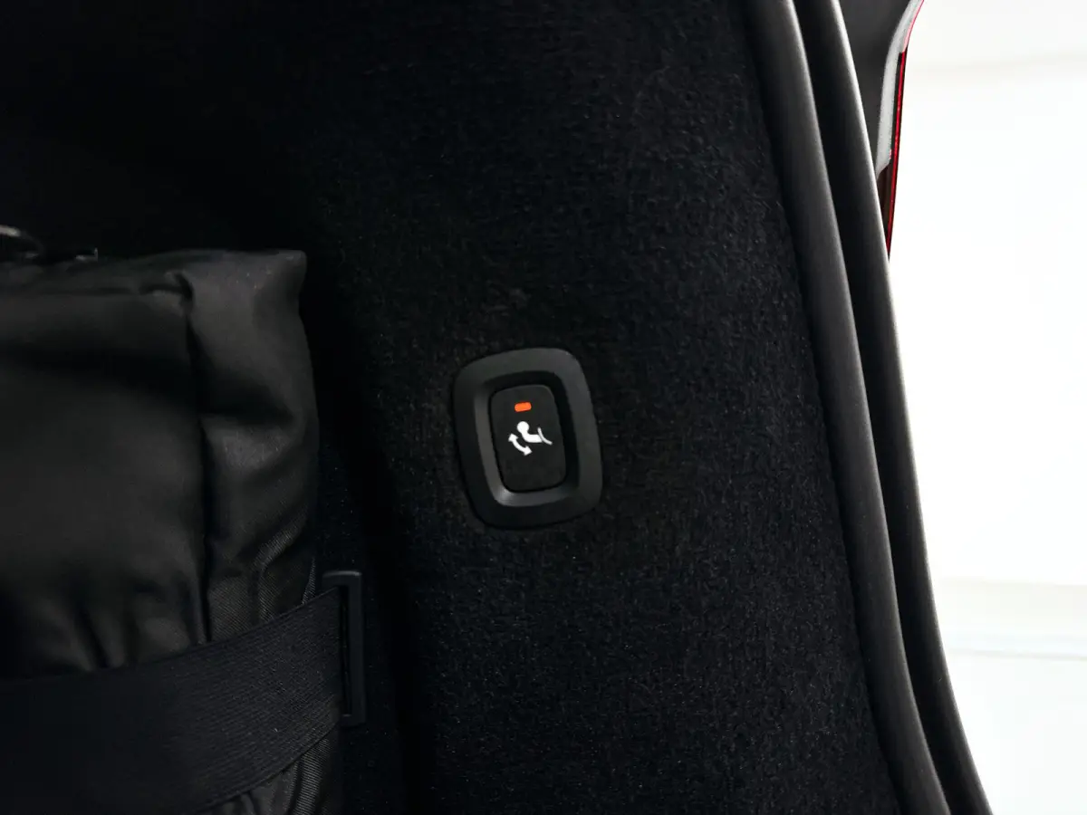 T8 Plug-in hybrid AWD Ultra Dark | SOH 100% | Panoramadak | 360° camera | Bowers & Wilkins | Luchtvering | Stoelventilatie | Stoel- en Stuurverwarming | Trekhaak