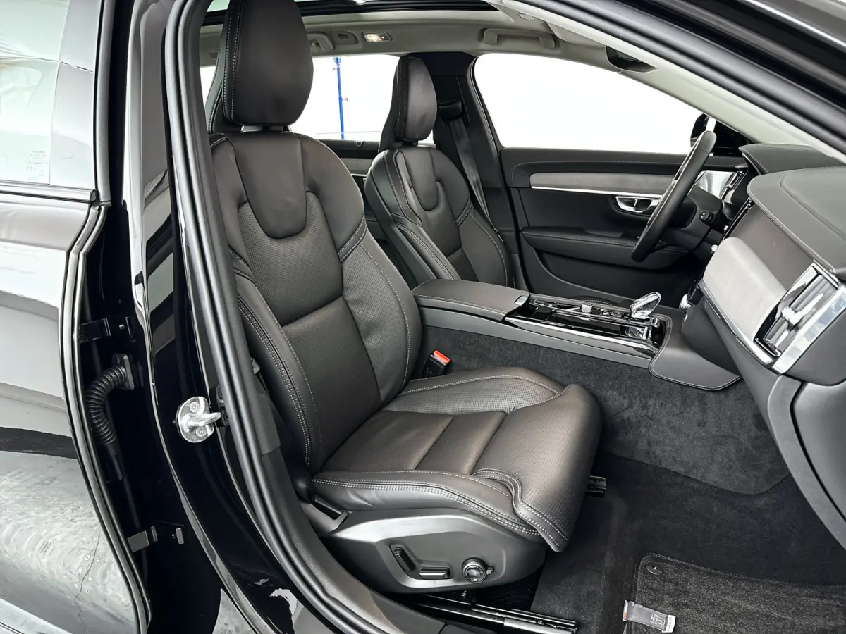T8 Plug-in hybrid AWD Ultra Dark | SOH 100% | Panoramadak | 360° camera | Bowers & Wilkins | Luchtvering | Stoelventilatie | Stoel- en Stuurverwarming | Trekhaak
