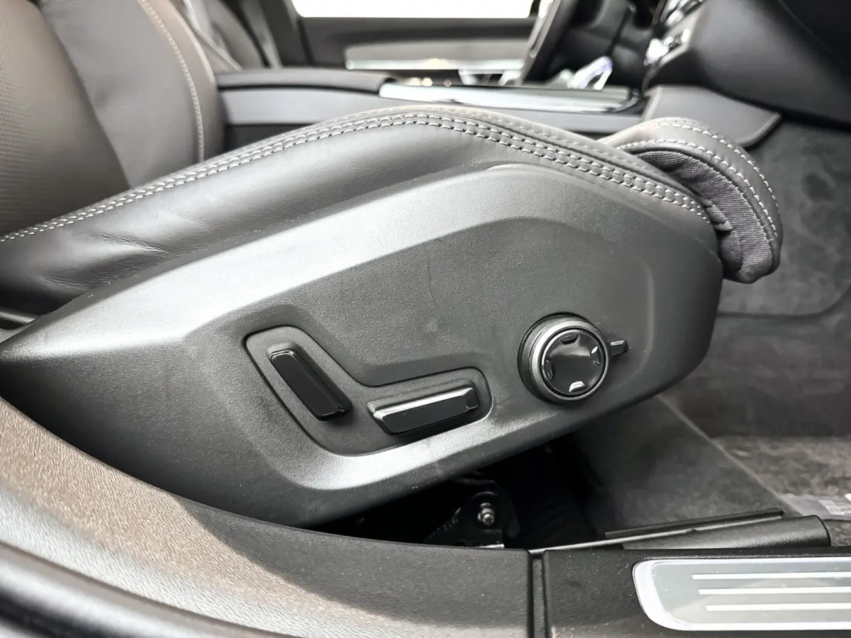 T8 Plug-in hybrid AWD Ultra Dark | SOH 100% | Panoramadak | 360° camera | Bowers & Wilkins | Luchtvering | Stoelventilatie | Stoel- en Stuurverwarming | Trekhaak