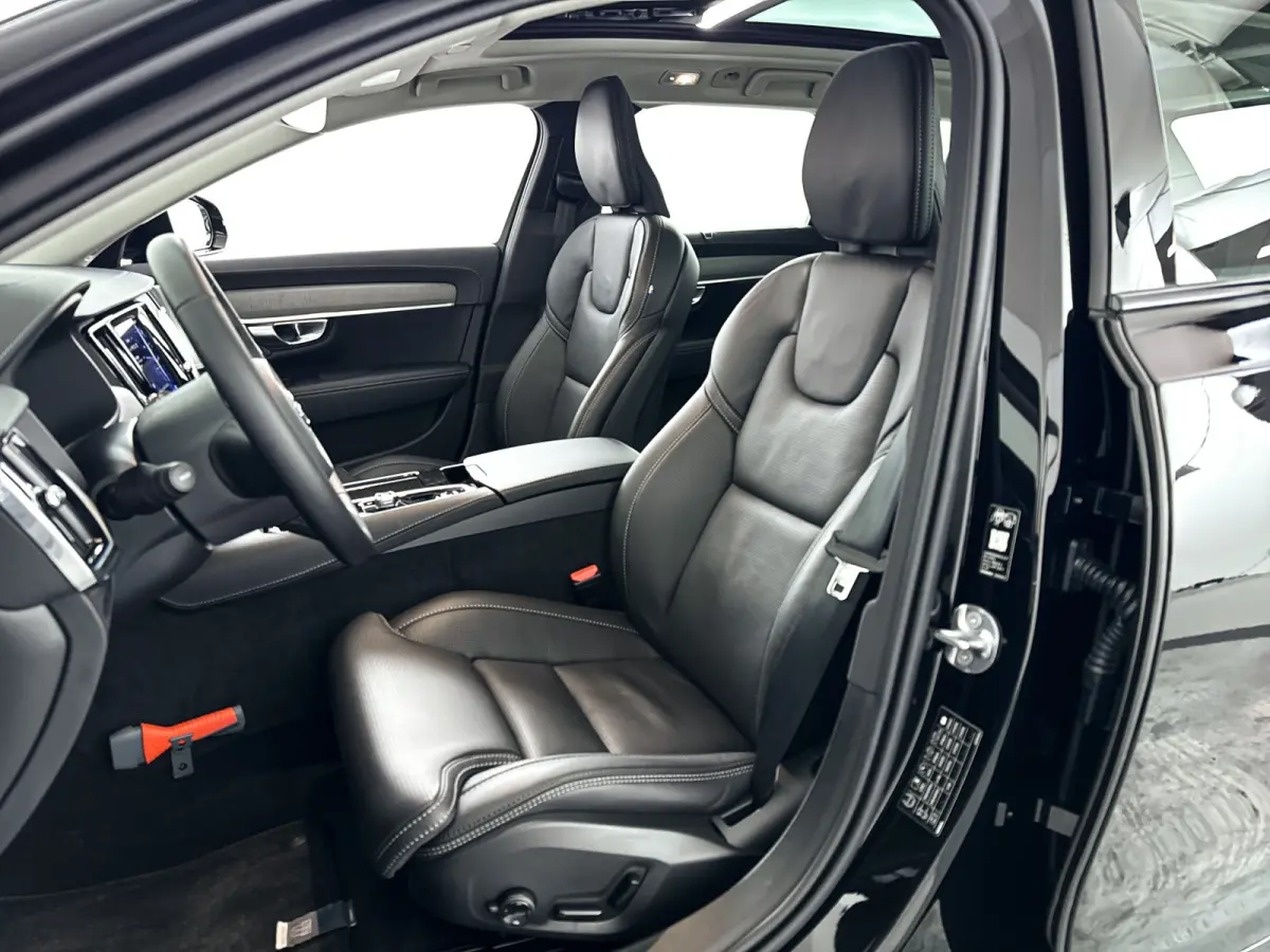 T8 Plug-in hybrid AWD Ultra Dark | SOH 100% | Panoramadak | 360° camera | Bowers & Wilkins | Luchtvering | Stoelventilatie | Stoel- en Stuurverwarming | Trekhaak