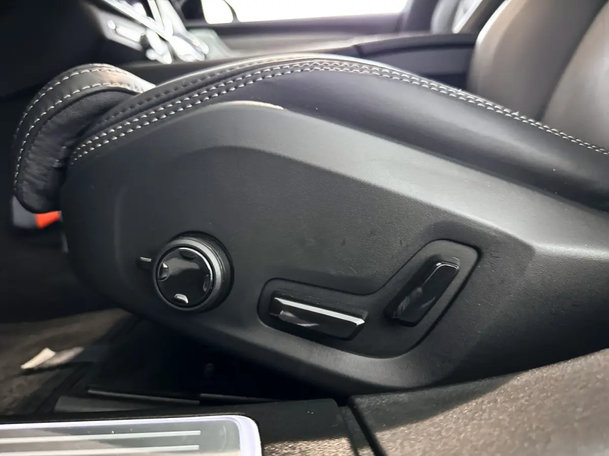 T8 Plug-in hybrid AWD Ultra Dark | SOH 100% | Panoramadak | 360° camera | Bowers & Wilkins | Luchtvering | Stoelventilatie | Stoel- en Stuurverwarming | Trekhaak