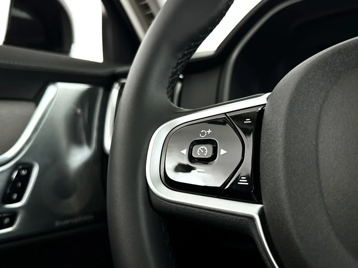 T8 Plug-in hybrid AWD Ultra Dark | SOH 100% | Panoramadak | 360° camera | Bowers & Wilkins | Luchtvering | Stoelventilatie | Stoel- en Stuurverwarming | Trekhaak