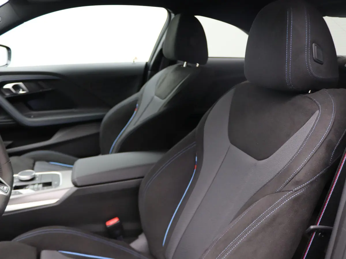 218i M Sportpakket Pro | Premium Pack | Stuurwielrand Verwarmd | Achteruitrijcamera | Parking Assistant | HiFi | 19''