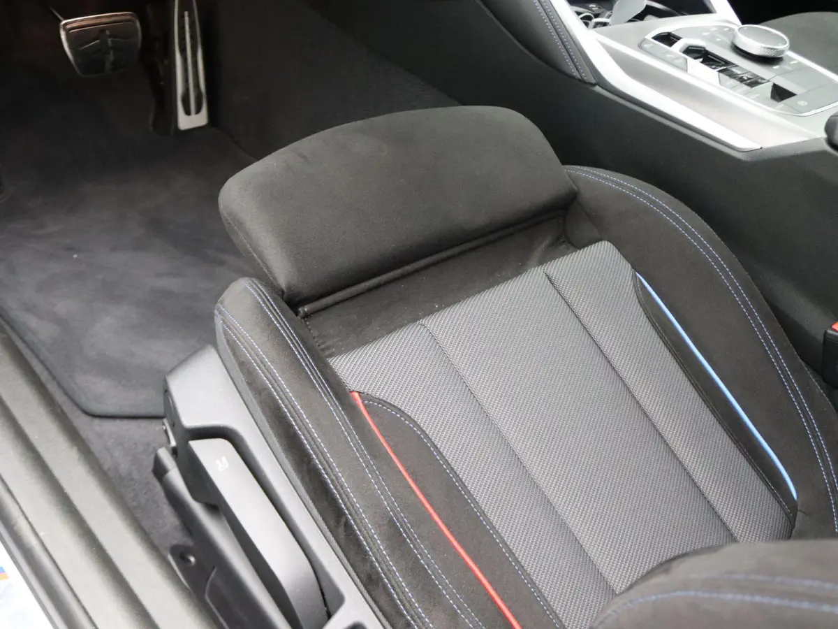 218i M Sportpakket Pro | Premium Pack | Stuurwielrand Verwarmd | Achteruitrijcamera | Parking Assistant | HiFi | 19''