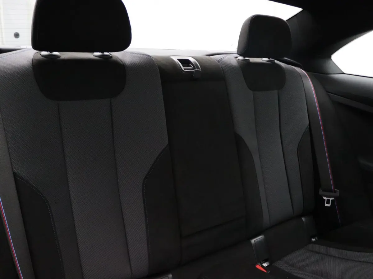 218i M Sportpakket Pro | Premium Pack | Stuurwielrand Verwarmd | Achteruitrijcamera | Parking Assistant | HiFi | 19''
