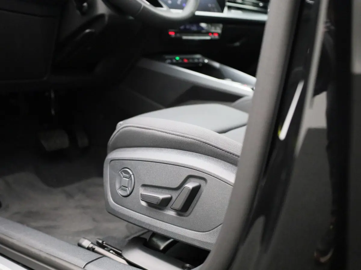 40 TFSI e S edition l Demo l Cruise control l Airco l Navigatie l Stoelverwarming l Elektr. instel. bestuurd.stoel l Parkeersensoren l Audi virtual cockpit plus l Audi drive select l Lichtme