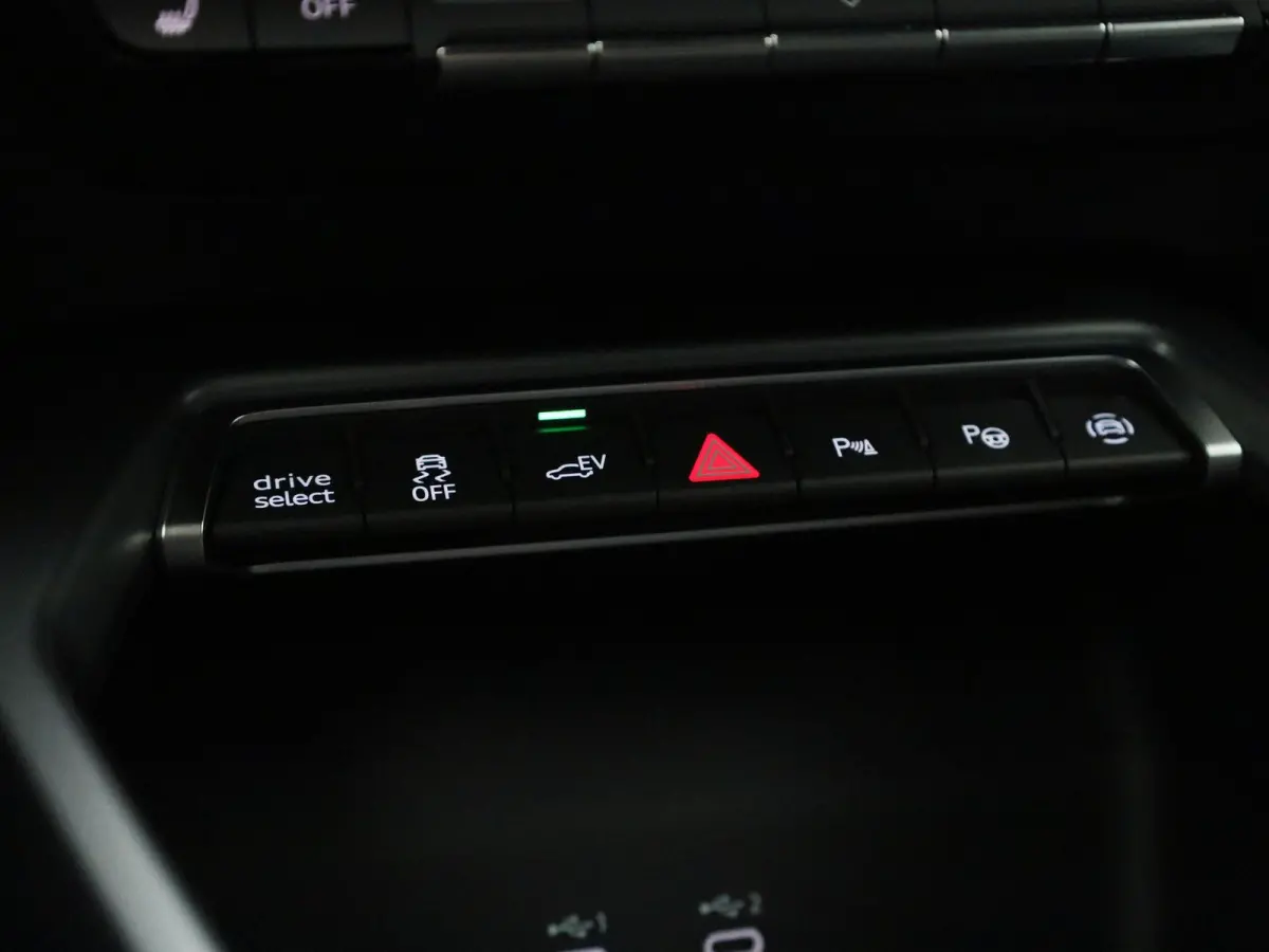 40 TFSI e S edition l Demo l Cruise control l Airco l Navigatie l Stoelverwarming l Elektr. instel. bestuurd.stoel l Parkeersensoren l Audi virtual cockpit plus l Audi drive select l Lichtme