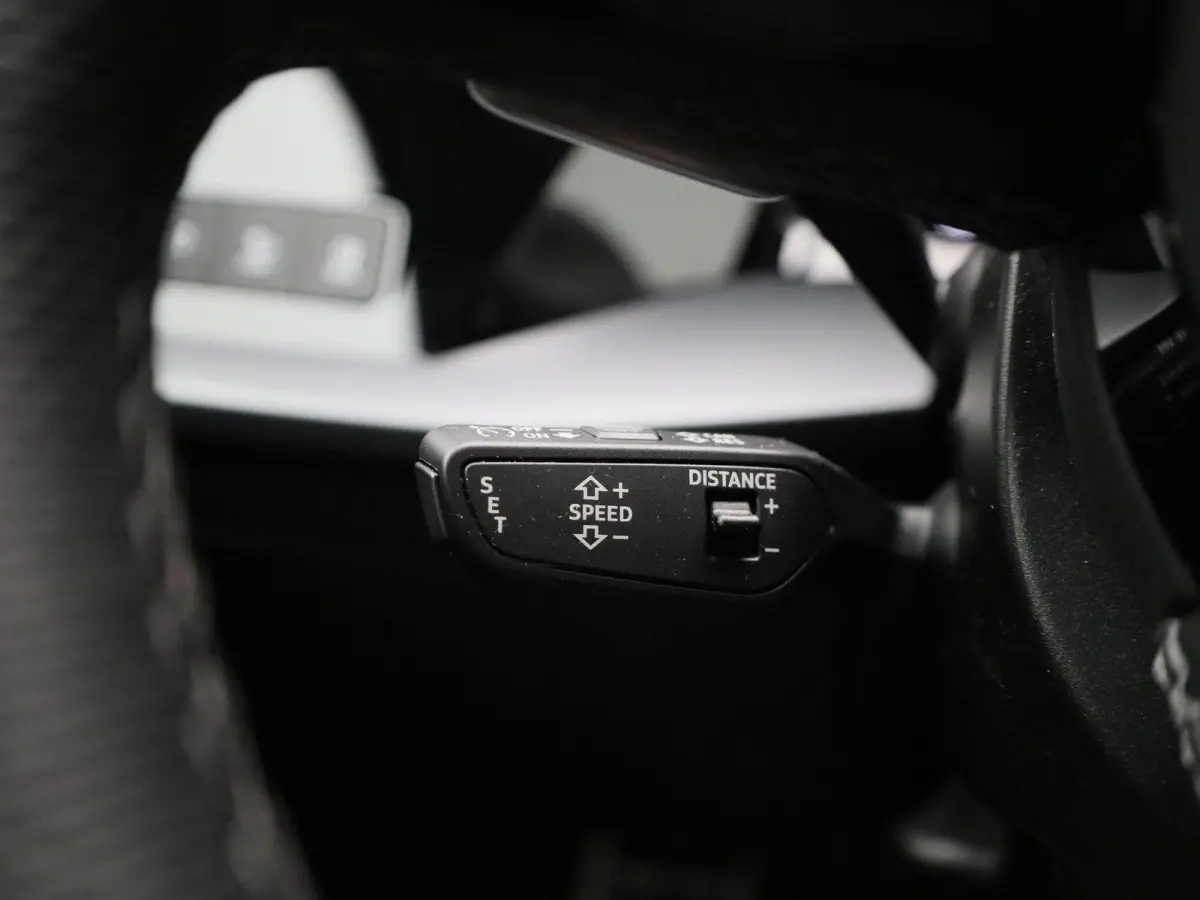40 TFSI e S edition l Cruise control l Head-up display l Airco l Navigatie l Apple Carplay / Android Auto l Parkeersensoren l SONOS Premium 3D l Stoelverwarming l Lichtmetalen wielen