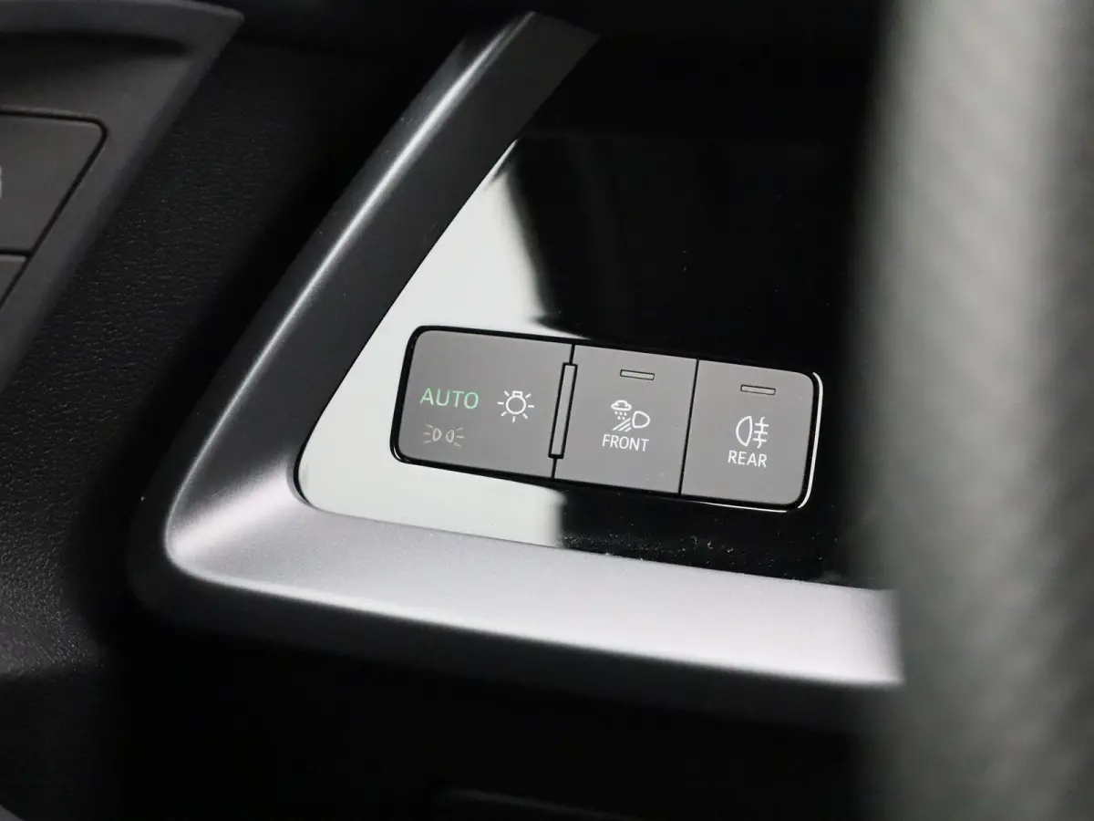 40 TFSI e S edition l Cruise control l Head-up display l Airco l Navigatie l Apple Carplay / Android Auto l Parkeersensoren l SONOS Premium 3D l Stoelverwarming l Lichtmetalen wielen