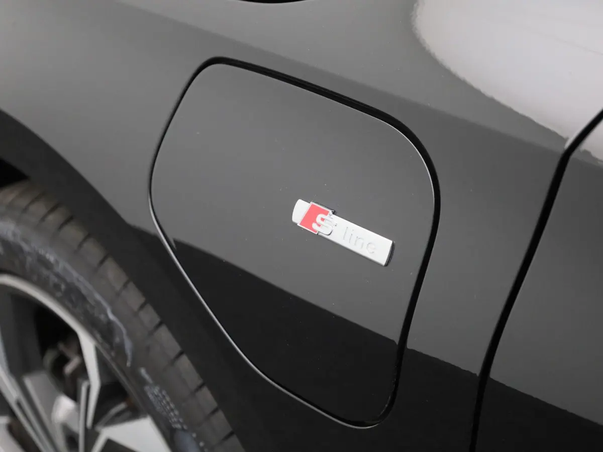 40 TFSI e S edition l Cruise control l Head-up display l Airco l Navigatie l Apple Carplay / Android Auto l Parkeersensoren l SONOS Premium 3D l Stoelverwarming l Lichtmetalen wielen