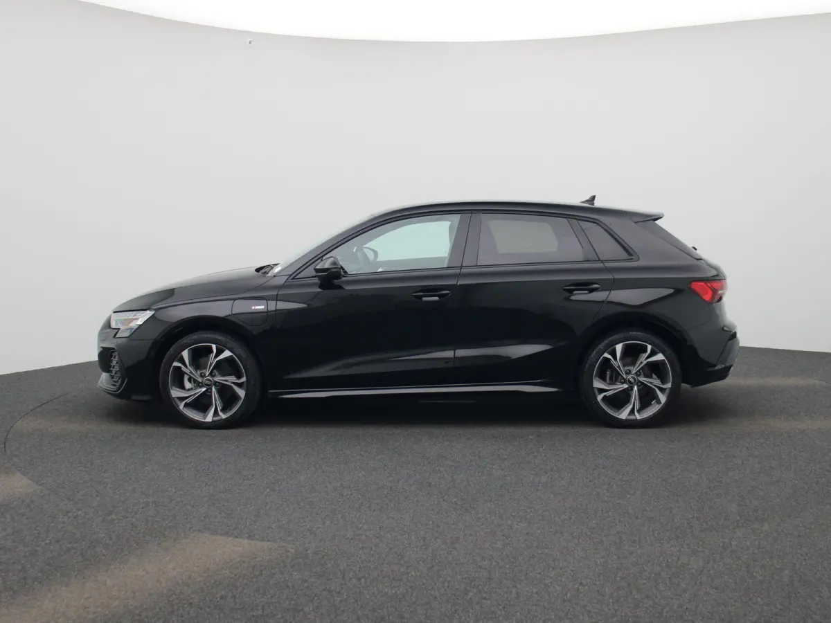 40 TFSI e S edition l Cruise control l Head-up display l Airco l Navigatie l Apple Carplay / Android Auto l Parkeersensoren l SONOS Premium 3D l Stoelverwarming l Lichtmetalen wielen